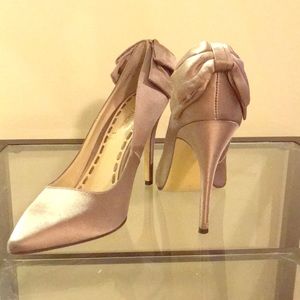 Beautiful satin pumps with bow detail